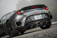 リアまわりでは、新形状のスポーツディフューザーがより大きなダウンフォースを発生。また、リアタイヤ後方のカーボンファイバー製ダクトが、ホイールアーチ内の空気を素早く排出し、ダウンフォースのバランスを整える。