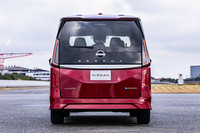 最上級グレード「e-POWERルキシオン」と「ハイウェイスターV」のエクステリアパーツは基本的に共通。ルーフスポイラーは全車に標準で装備される。