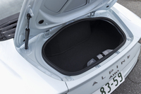 リアには容量96リッターのトランクが備わっている。開口部は小さいが内部は意外に広がっている。