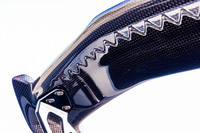 「テールゲートスポイラー(カーボン)」のウイング部分は効率が高いとされるNACA4412翼型になっていて、その裏側にはシェブロン形状のギザギザが刻まれている。直進時にダウンフォースが発生し、さらに旋回性と直進性をバランスさせるという。カーボン製で価格は36万3000円。