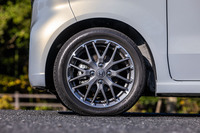 15インチサイズのアルミホイールはピューターグレー塗装に切削加工が施されたスポーティーなデザインで、今回の試乗車はこれに165/55R15サイズの「ブリヂストン・エコピアEP150」タイヤを組み合わせていた。