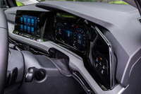 ランプ類のスイッチパネルとメータークラスター、センターコンソールディスプレイを一体化したようなデザインが特徴となる「ゴルフヴァリアント」のインストゥルメントパネル。タッチ式スイッチを全面的に採用し、デジタル化による先進性が演出されている。