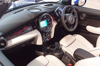 インテリアについても、助手席前のパネルにユニオンジャックがあしらわれている。