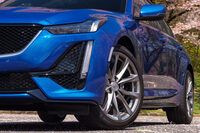 「CT5」のグレードは「プラチナム」と「スポーツ」(写真)の2種類。後者にはワンサイズ大きな19インチのホイールが装備されるほか、駆動方式も4WDとなる。