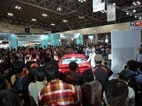 「トヨタFT-86コンセプト」の周囲はいつも黒山の人だかり。クルマをちゃんと見られなかった人も多いのでは? 周りにキーとなる技術の説明あるいはヒントの提示などがあれば良かったのだが……。