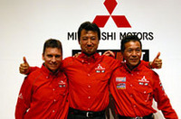 活動計画発表会に出席した、WRCドライバーのジル・パニッツィ(左)、三菱のモータースポーツ統括会社MMSP GmbHの鳥居勲社長(中央)、そして自身3度目のパリダカ優勝に自信を見せる増岡浩(右)。