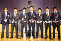記念のトロフィーが、中嶋悟氏(写真左)から全員に贈られた。左から3人目が、チャンピオンの国本京佑。