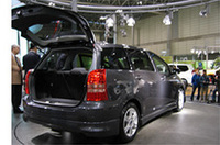 3列シート7人乗りというパッケージングからスタイルまでが「ストリーム」と似ている「ウィッシュ」。世界屈指の大メーカーが世に問う「新世代ビークル」(広報資料)に新しさはあるの?