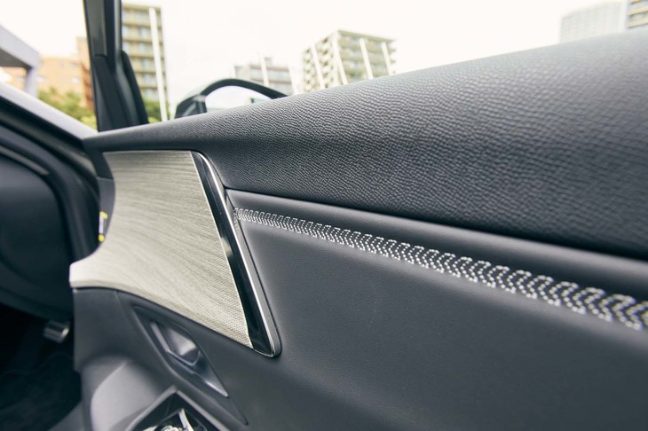 シートと同じダブルシェブロンのステッチはドアパネルのレザーにも。