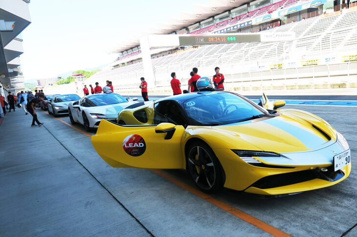 富士スピードウェイで行われるイベントだけに、サーキットプログラムが豊富なのも「フェラーリ・レーシング・デイズ」の特徴。早朝には、メディア向けにプロドライバーによる「SF90」の同乗体験会も催され、記者も近藤 翼選手のドライビングにより臨死体験、もとい、強烈な横Gとゴールブリッジ手前で300km/h(メーター読み)に達するドトウの加速を味わった。