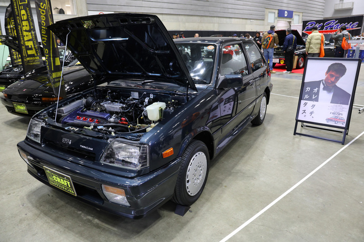 舘ひろしをイメージキャラクターに迎え「オレ・タチ、カルタス。」の強烈なダジャレコピーで話題となった初代「スズキ・カルタス」。1986年に加えられた、クラス初となるDOHC 16バルブユニットを積んだ「1300GT-i」は、内外装とも素晴らしい状態に仕上げられていた。ちなみに1300GT-i追加時のキャッチコピーは「ハード・タチ、カルタス。」だったと思う。