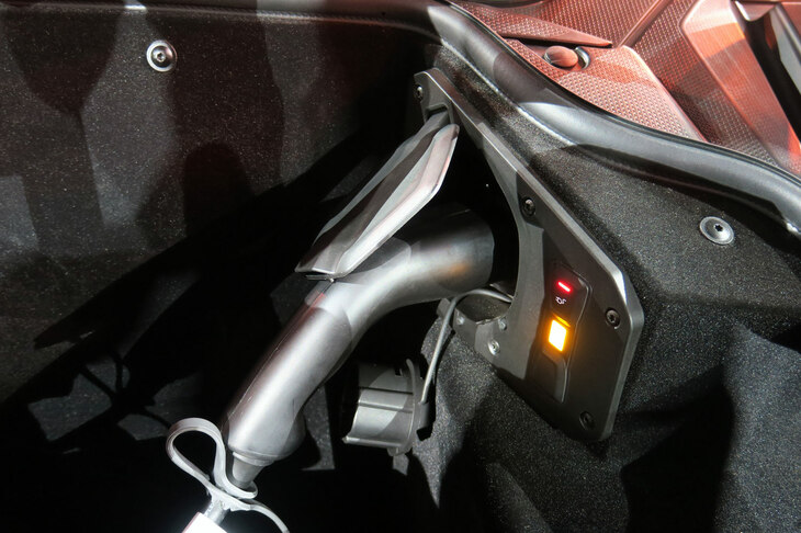 ランボルギーニ・レヴエルト(充電口)