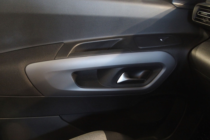 シトロエン・ベルランゴMAX BlueHDi(ドアインナーパネル)