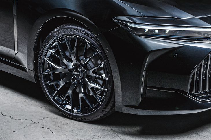 「ホムラ2×9R」は、近年多く見られる、多面的かつ多角的な車両のエクステリアにもなじむようデザインされている。