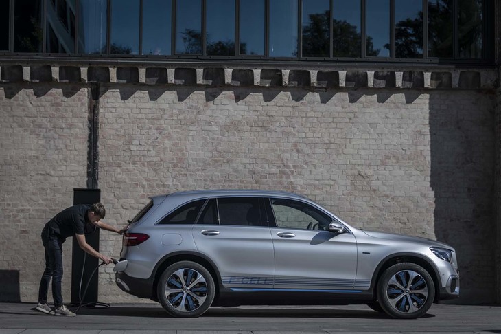 最高速度160km/hという実力を持つ「GLC F-CELL」。外部充電により90分でバッテリーにフル充電が可能だという。