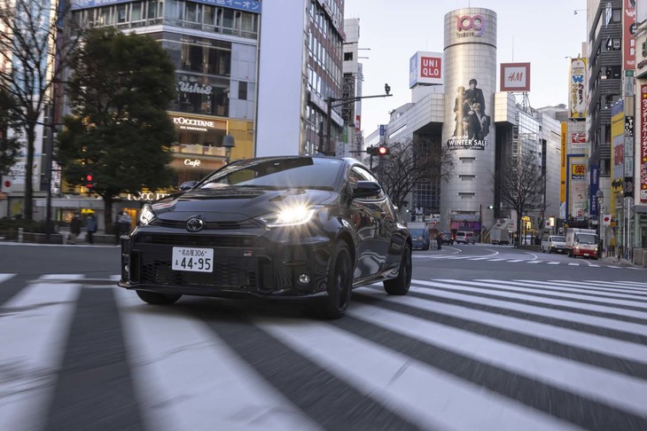 「GRヤリス」のサスペンションの形式はフロントがマクファーソンストラット式でリアがダブルウイッシュボーン式。「RS」グレードには、日常での使用領域でのドライビングプレジャーを意識したセッティングが施されている。