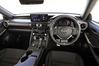 マイナーチェンジを機にセンターモニターはタッチパネル式となり、画面の位置も操作がしやすいよう140mm前方に移された。画面サイズは10.3インチ。