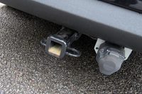 “折戸号”に備わるヒッチメンバー。「こういう装備が付いていると、タフに使われたと思われて敬遠されがちなんだそうです。そんなところも、このクルマがお買い得価格だった理由なのかも」とのことだった。