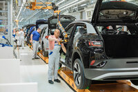 自動車産業はあまたのサプライヤーを裾野に持ち、何十万、何百万もの人々の生活を支える巨大産業である。環境対応も確かに大事だが、失敗は許されないのだ。