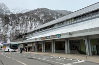 「シーライオン7」を走らせること170km、長野側の玄関口である扇沢にたどり着いた。この時点では道路に雪はない。