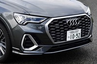 八角形のシングルフレームグリルをはじめ、最新世代の「Q3」にはフラッグシップSUV「Q8」に通じるフロントデザインが採用されている。