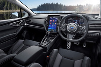 高触感革の本革巻きステアリングホイールや、運転席10ウェイ&助手席8ウェイパワーシートを特別に装備。