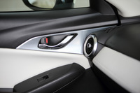 インパネの丸いエアコン吹き出し口は、窓などへの映り込みに配慮して明度の暗い色を使用しつつ、周辺に用いるパーツの素材や色を工夫することで、「白く見えるようにしている」という。