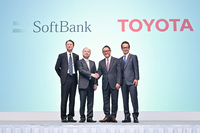 2018年10月4日に行われた「MONET」の設立発表会で登壇した(右から)トヨタ自動車副社長の友山茂樹氏、トヨタ自動車取締役社長の豊田章男氏、ソフトバンク取締役会長の孫 正義氏、MONET代表取締役社長兼CEOの宮川潤一氏。