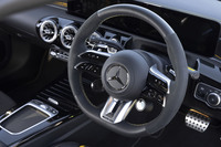 AMGパフォーマンスステアリングはリムにマイクロカットとナッパレザーが巻かれる。