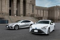 運転支援システム「アドバンストドライブ」を搭載した「レクサスLS」(左)と「トヨタ・ミライ」(右)。
