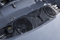 リアのボンネットを開けると電動ファンとオイルリッドまではアクセスできる。以前は2つのファンの中央に「3.0」や「4.0」などの排気量を示すバッジが備わっていたが、「911」に変わっている。