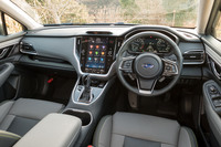 インテリアは、「リミテッドEX」と比べてシルバーやメッキの装飾が少なめ。各所にダークグレーの表皮が用いられている点も「X-BREAK EX」の特徴だ。