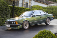 「B7Sターボ」(写真)は、1982年に30台限定で生産された、アルピナ草創期を代表する一台。3.5リッター直6ターボエンジンは最高出力330PS、最大トルク500N・mを発生し、0-100km/h加速5.8秒、最高速度262km/hというパフォーマンスを誇った。今回の「ビジョンBMWアルピナ」初披露の場にも展示され、イメージ上の関連性が示されていた。