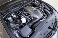 「IS300」のフロントに縦置きされる、2リッター直4ターボエンジン。1650rpmという低回転域から350N・mの最大トルクを発生する。