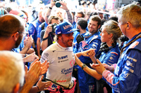 かつてルノーと呼ばれた時代にこのチームで2度チャンピオンに輝いたフェルナンド・アロンソ(写真中央)は、今季限りでアルピーヌを離れ、来季はアストンマーティンをドライブすることになる。慣れ親しんだチームでの最後のレースは、10番グリッドからポイント圏内を走るも、水漏れを起こしたマシンでゴールできずリタイア。代わりにチームメイトのエステバン・オコンが予選8位から7位入賞を果たした。アルピーヌはコンストラクターズランキング4位を守り切ったが、今年はマシンの信頼性に度々泣き、またアロンソの離脱やオスカー・ピアストリとの契約を逃すなどマネジメント面でも問題が露呈した一年だった。(Photo=Alpine F1)