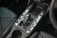 センターコンソールには、一足先にデビューしたミドルサイズSUV「DS 7クロスバック」と同じデザインが用いられている。