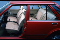 5ドアハッチバック車のシート。前席を倒して後席とつなげたり、後席を倒して荷室を拡張したりといった、多彩なシートアレンジも5代目「ファミリア」の特徴だった。