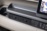 助手席前方には素焼きの陶器のようなトレイを装備。エアアウトレットと重ねて整然とレイアウトされている。