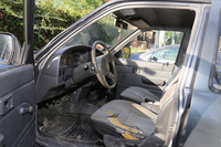 ロベルトさんの「ハイラックス」。シートの破れは、このクルマがツールとして徹底的に使われてきたことをうかがわせる。