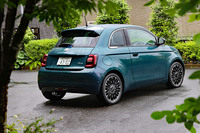 全長・全幅の割に全高が高い「フィアット500e」。床下にバッテリーを積むためにフロア高や着座位置も高めだ。