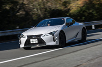 エンジンマウントの特性を変更するとともにリアのサスメンバー取り付け部を強化。そのうえで“EDGE”にはフロントに床下ブレースを追加している。