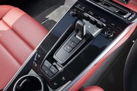 トランスミッションは8段AT(PDK)のみ。シフト操作はバイワイヤ式でシフトレバーもやや小ぶり。