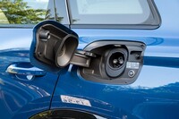 充電口は左右のリアフェンダーパネルに配置。右側が普通充電用、左側が急速充電用で、ともにリッドの縁を押すと自動で開口する。