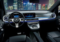 「V220dエクスクルーシブ エクストラロング ブラックスイート」のインストゥルメントパネル。