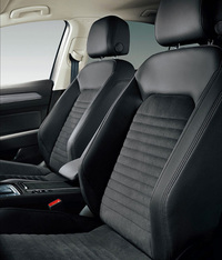 新グレード「TSIエレガンスライン」に装着される、アルカンターラ&レザーシート。