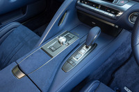 センタースクリーンがタッチ操作に対応したため、センターコンソールのタッチパッドが廃止に。跡地にはシートとステアリングのヒーターのスイッチが付いた。