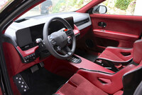 インテリアでは、エクステリア以上に「アイオニック5」との乖離(かいり)を図っている。バケットシートはレカロ製である。