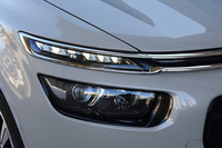 LEDランプ付きの、バイキセノンヘッドランプ。コーナリング時に照射角度を自動的に変える“ディレクショナル機能”も備わる。