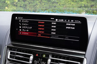 ドライブモードは「ROAD」「SPORT」「TRACK」に、カスタマイズモード「M1」「M2」を加えた全5種類。SPORTモードについても、ドライバーの任意で各種設定の変更が可能となっている。