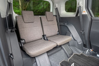 3列目シートは、空間的にも座席のしつらえ的にもあくまで非常用といった趣。シートの左右に収納ポケットが設けられているのが、せめてもの救いだ。